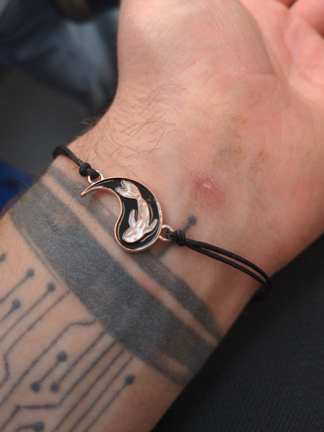 Customer photo review of Buddha Stones 2-teiliges Yin-Yang-Hämatit-Paar-Armband