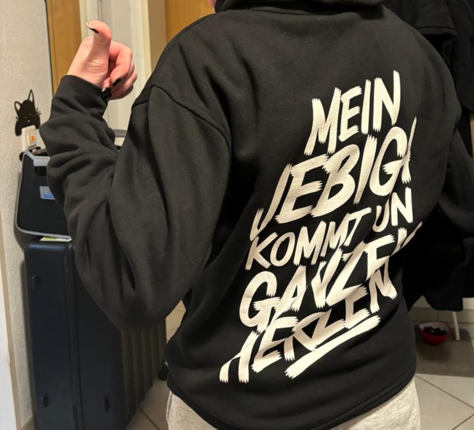 Customer photo review of „Mein Jebiga kommt von ganzem Herzen“ – Premium Hoodie