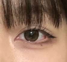 レビューアーによる「Secretive Kristin - ブラウン」を装着した目のクローズアップ。
