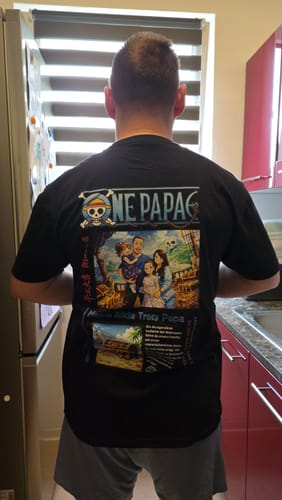 Kunde von hinten, der das personalisierte schwarze ONE PAPA T-Shirt mit großem, buntem Rückendruck trägt.