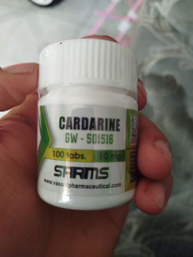 Un cliente sostiene en su mano un pequeño bote blanco de Cardarine GW-501516.