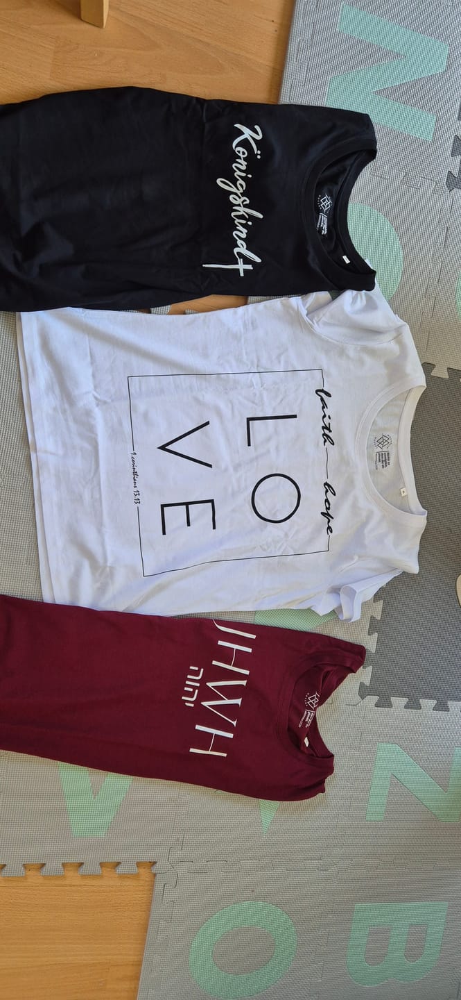 Customer photo review of Love Frauen T-Shirt