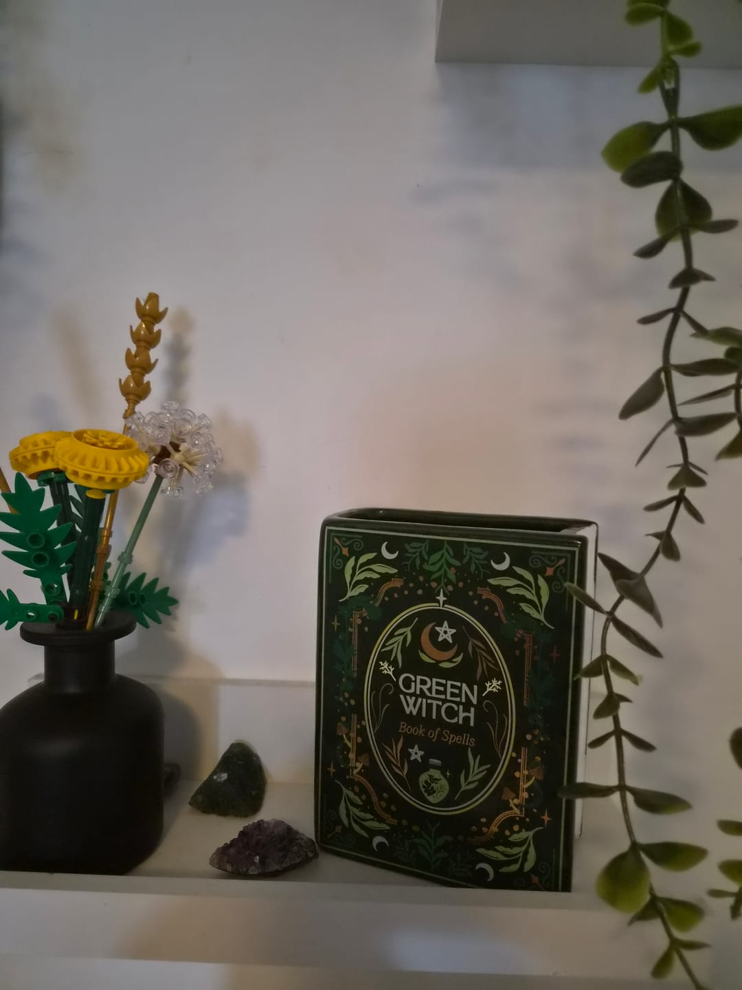 Customer photo review of Green Witch Buchvase – grüne Keramikvase im Grimoires-Design