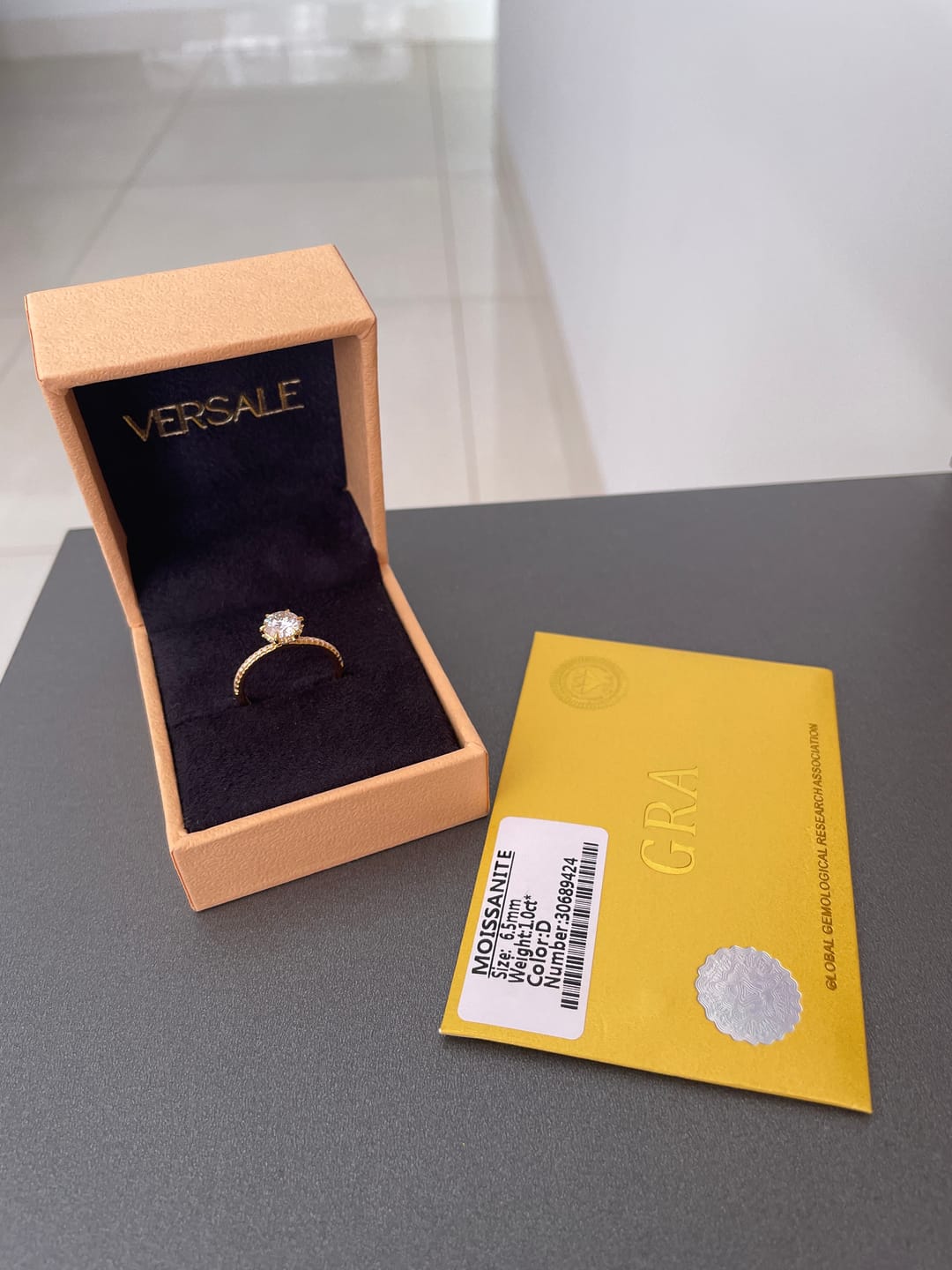 Customer photo review of Anel Solitário Noivado Cravejado com Moissanite 1ct