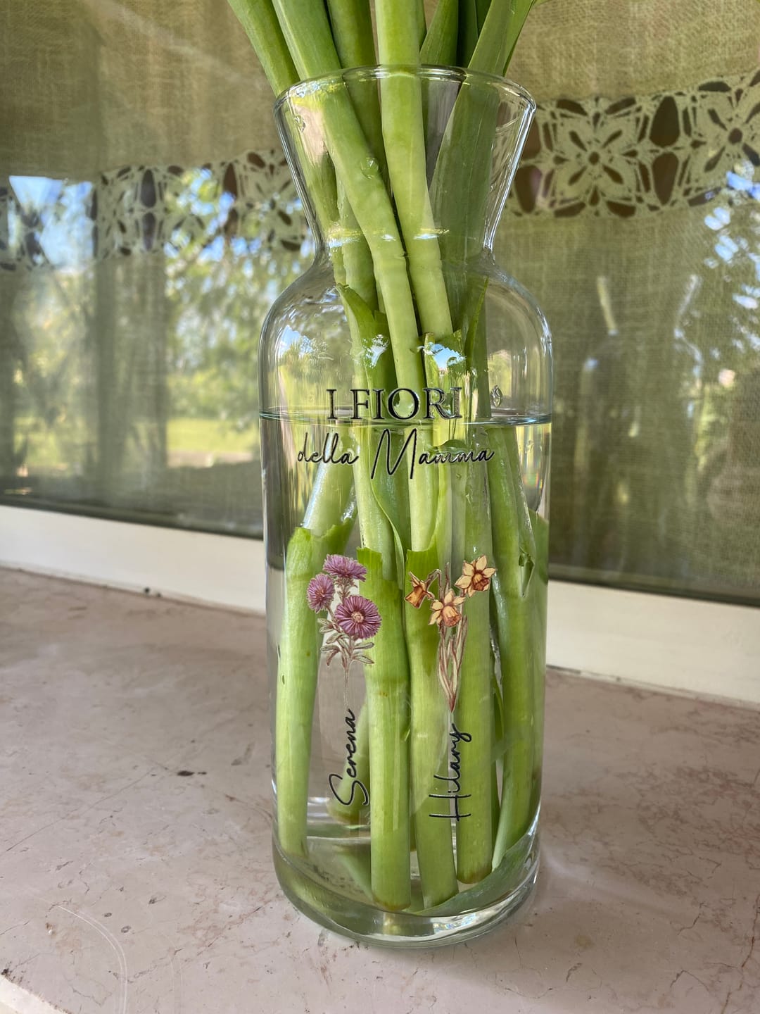 Customer photo review of Il giardino della mamma – Vaso in vetro personalizzato con nome e fiori per mamma e nonna