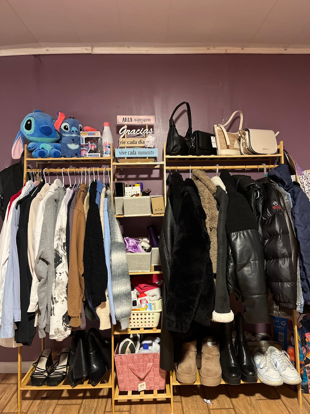 Customer photo review of Perchero Organizador De Madera Colgador Ropa Grande De Bambú