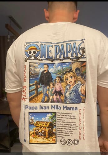 Kunde zeigt die Rückseite des personalisierten ONE PAPA T-Shirts mit einem farbenfrohen Druck im Anime-Stil.