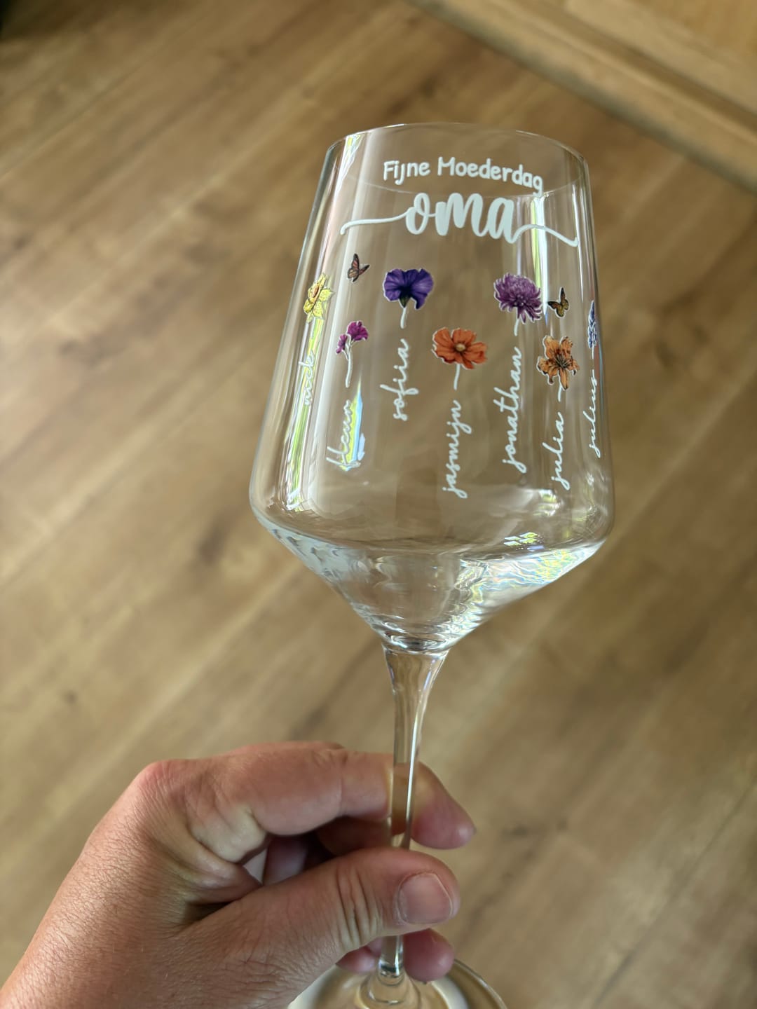 Customer photo review of Mama's tuin – Gepersonaliseerd wijnglas met geboortebloemen voor mama en oma