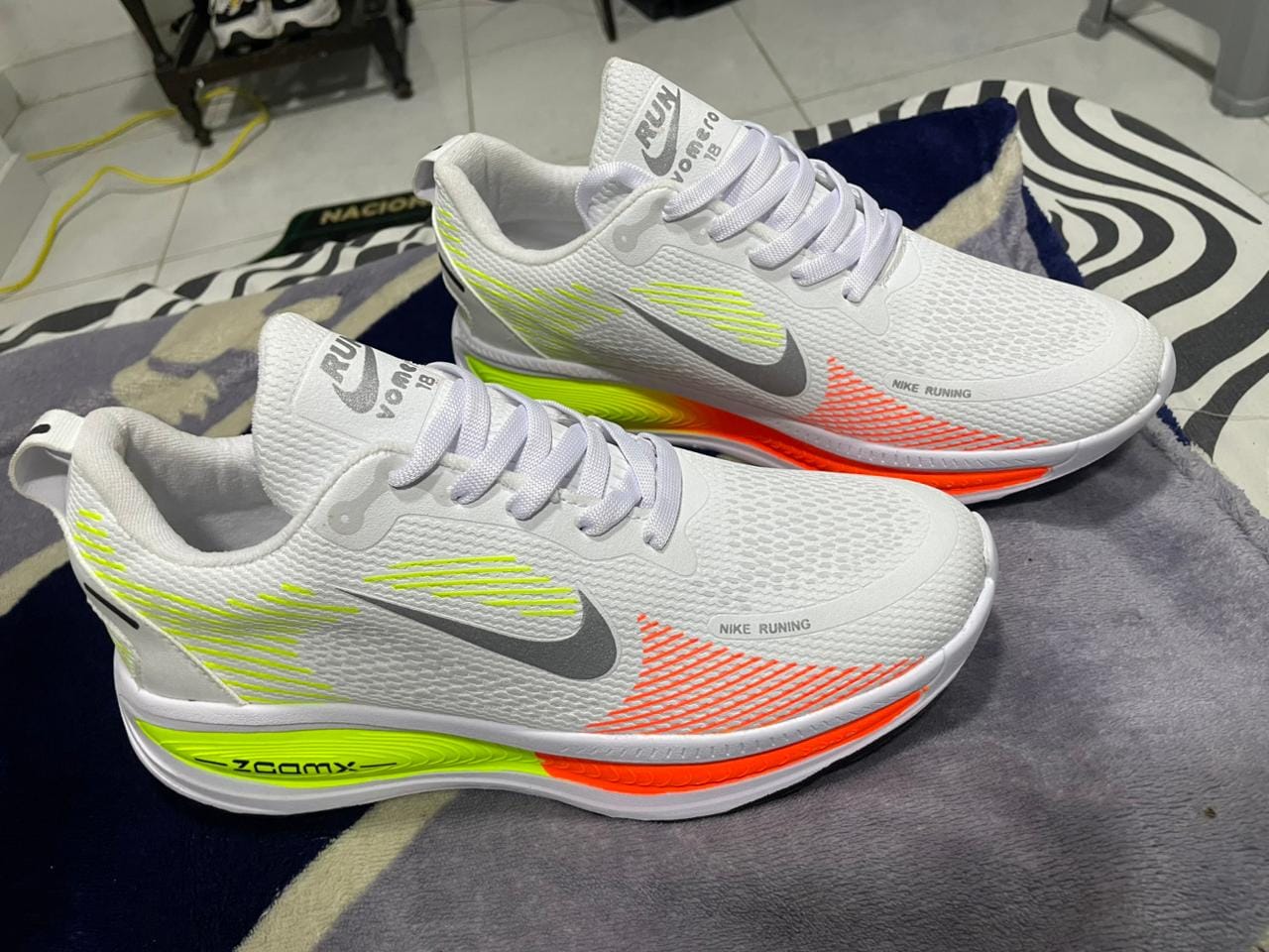 Customer photo review of NIKE VOMERO 18 - BLANCO VERDE