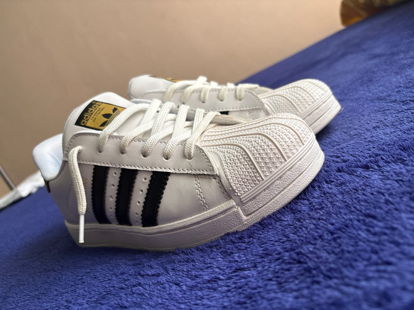 Customer photo review of Tenis Concha Blanco Negro