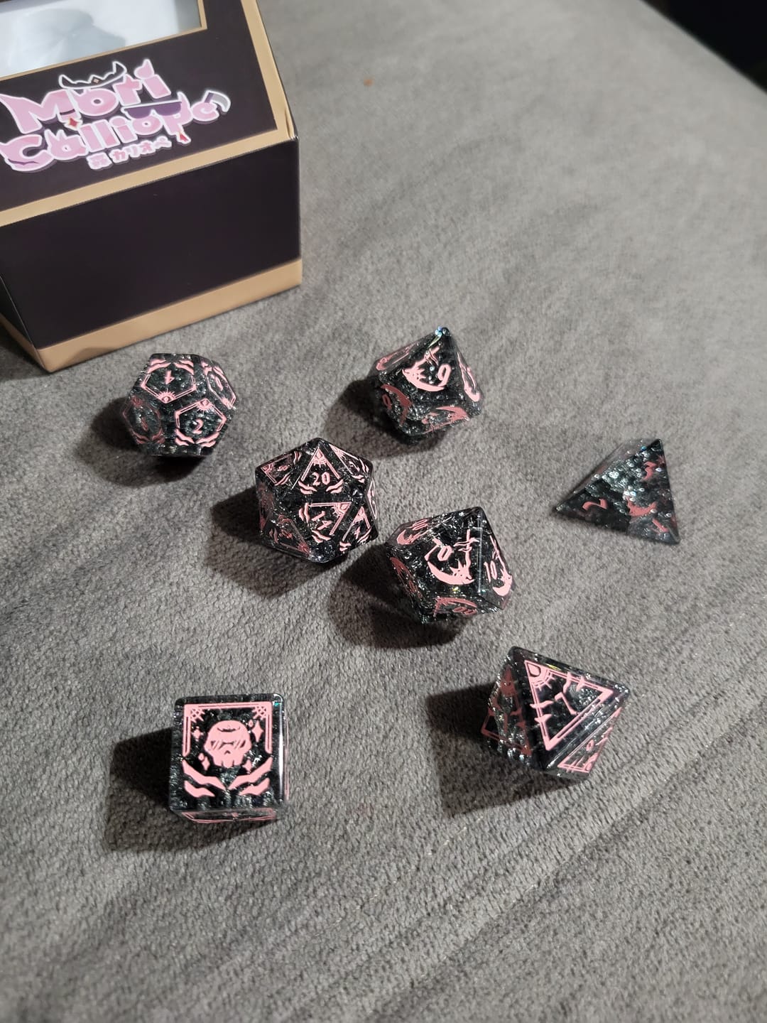 Customer photo review of PRE-ORDER | Mori Calliope Black Shattered Glass Dice Set | hololive English x MMG Exclusive