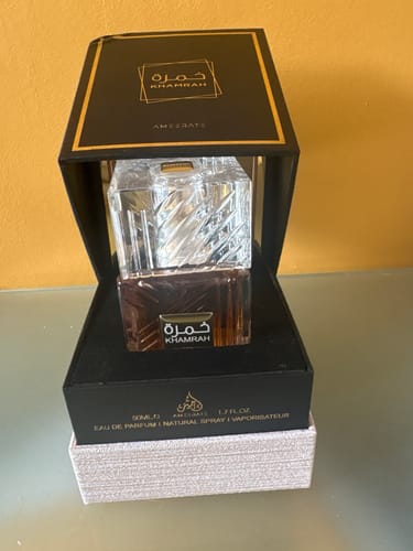 Photo d'un client montrant le parfum Khamrah dans son élégant coffret noir ouvert.