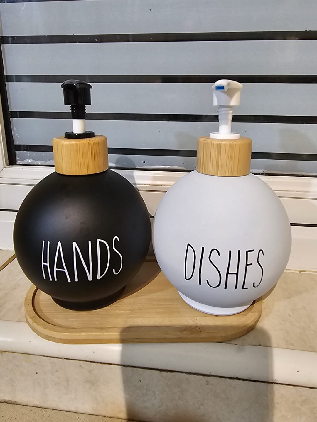 Customer photo review of 2 Dispensador De Jabon Y Detergente Botella 500 Ml +bandeja Blanco Y Negro