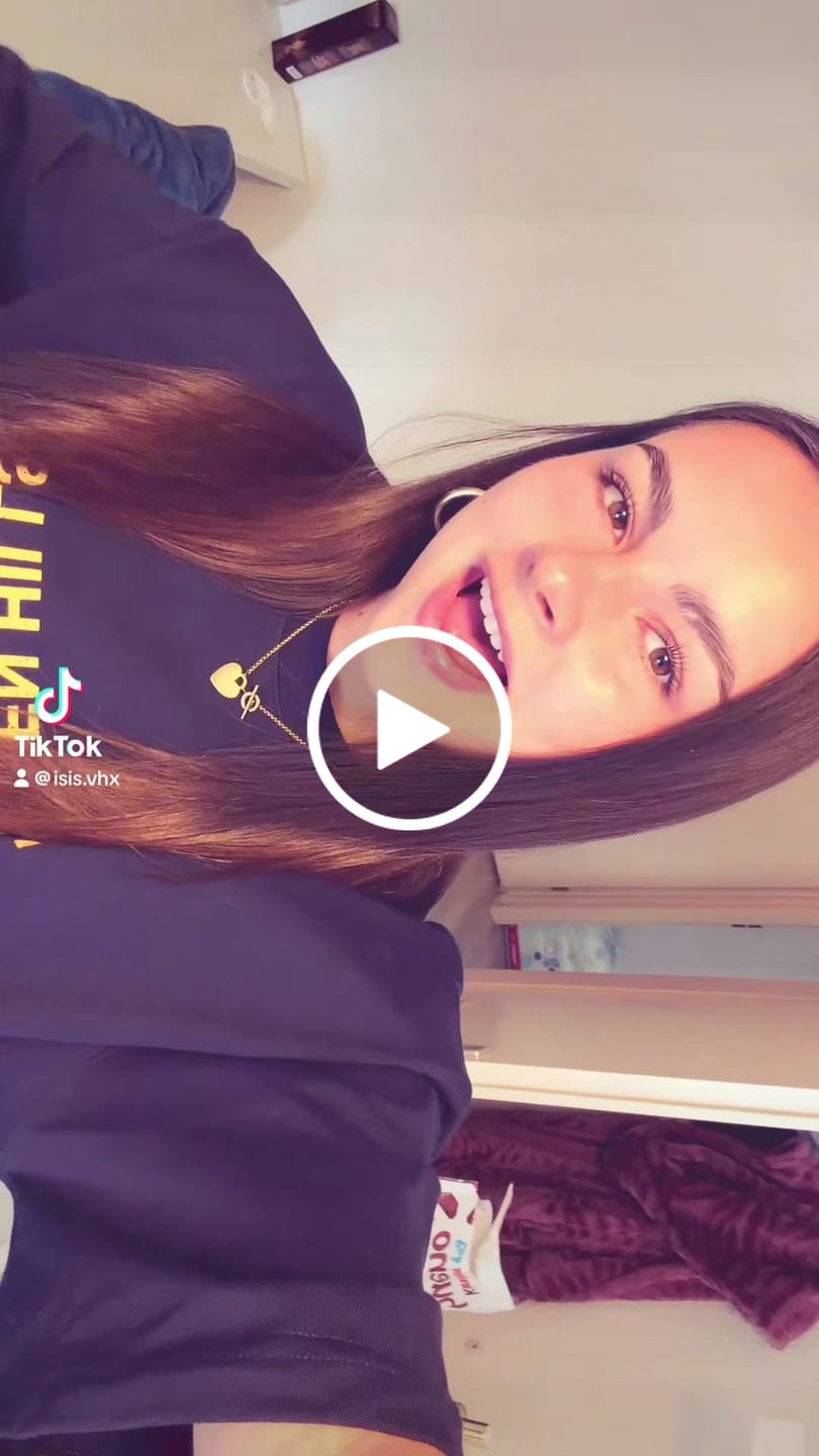 Recenzja wideo klienta dotycząca koszulki z krótkim rękawem VINTAGE LOGO w kolorze bursztynowym/granatowym
