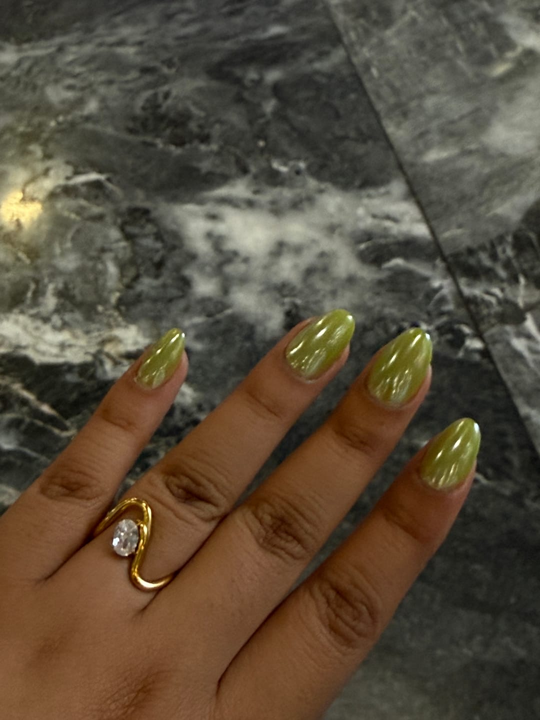Customer photo review of Anillo Curveado Con Zirconia Ovalada