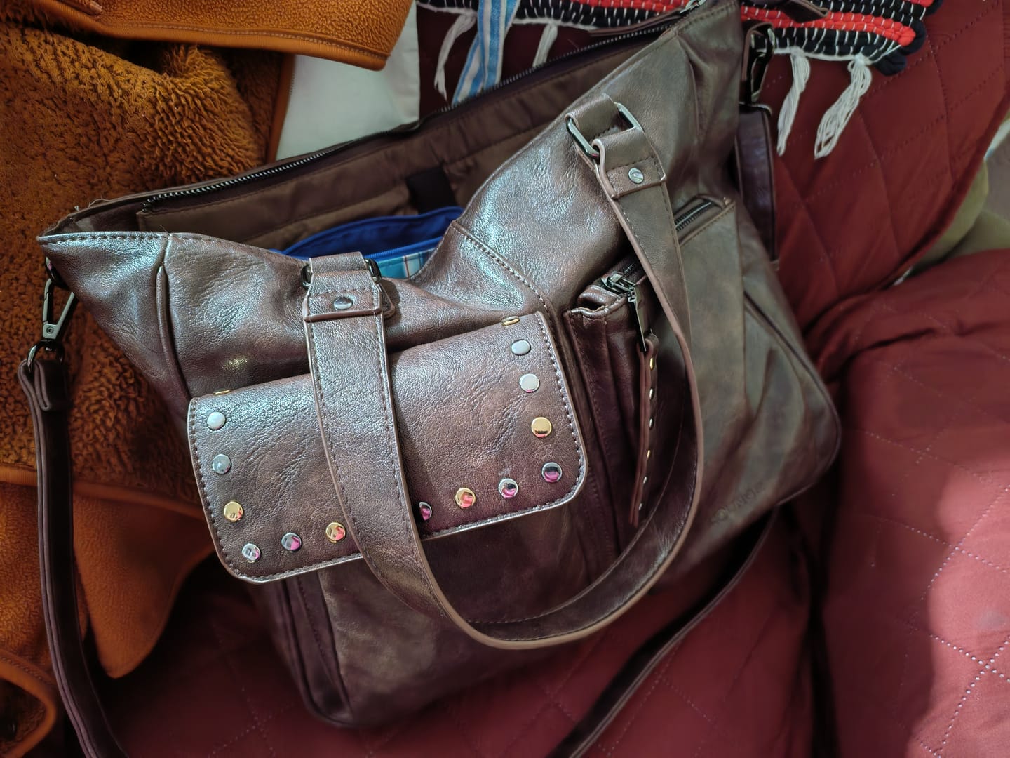Customer photo review of Cartera Notebook Bolsillos Tachas