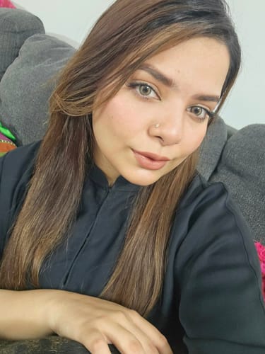 A reviewer wearing the Exo Color Bebi Light Brown Contact Lenses in a selfie.