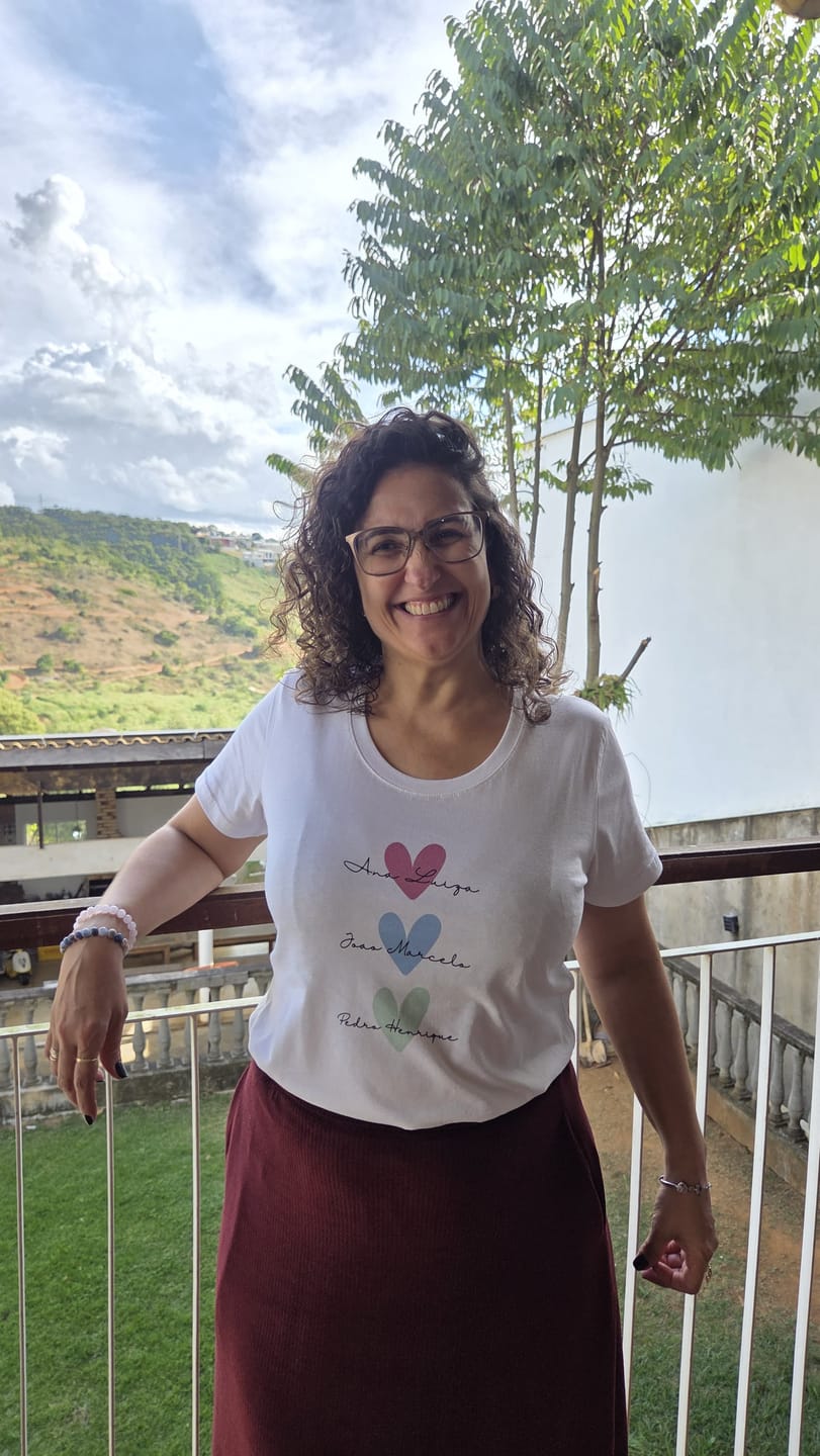Customer photo review of Camiseta Personalizada - CORAÇÕES E NOMES (Até 5 nomes) - 100% Algodão
