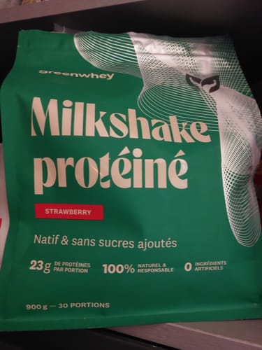Client montrant le grand sachet vert de Milkshake protéiné saveur fraise.