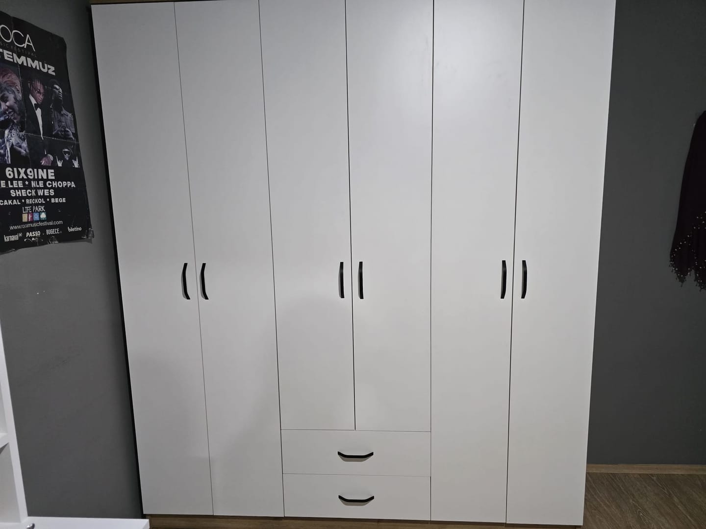 Customer photo review of Rani BA113 Geniş Gardırop Elbise Dolabı 6 Kapaklı 2 Çekmeceli 5 Raflı 3 Askılı Sepet Ceviz - Beyaz