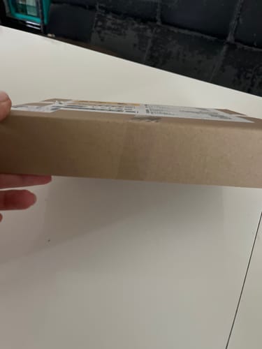 購入者が手に持った、マンジャロが入っていた薄い配送用の箱。