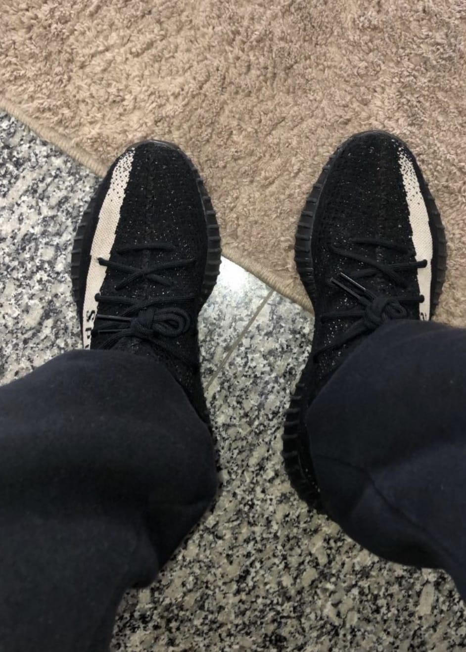 Customer photo review of Tenis Adidas Yeezy Boost 350 V2 Oreo México Hombre y Mujer