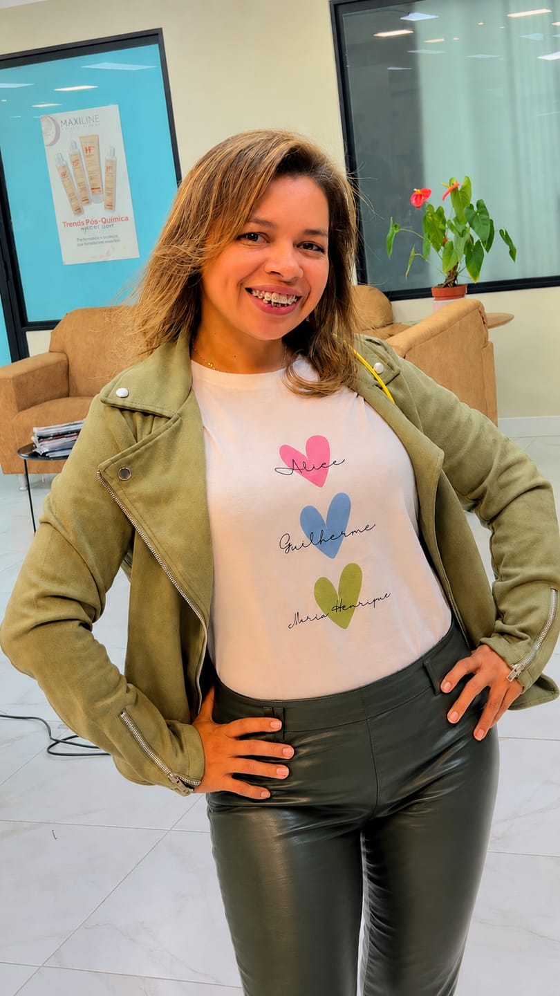 Customer photo review of Camiseta Personalizada - CORAÇÕES E NOMES (Até 5 nomes) - 100% Algodão