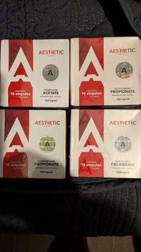 El cliente muestra varias cajas de productos Aesthetic Labs, incluyendo el Aesthetic TremboAX 100.