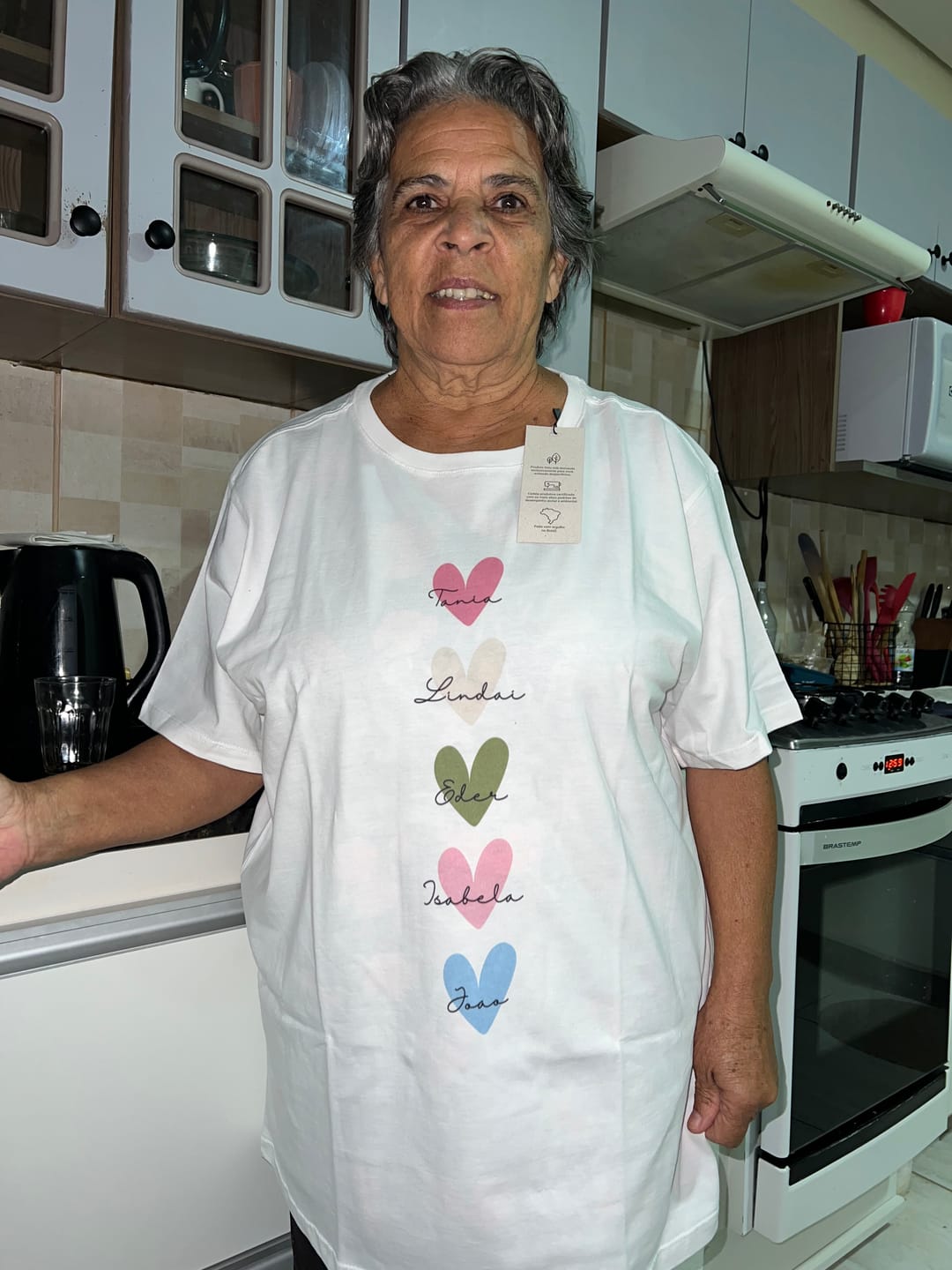 Customer photo review of Camiseta Personalizada - CORAÇÕES E NOMES (Até 5 nomes) - 100% Algodão