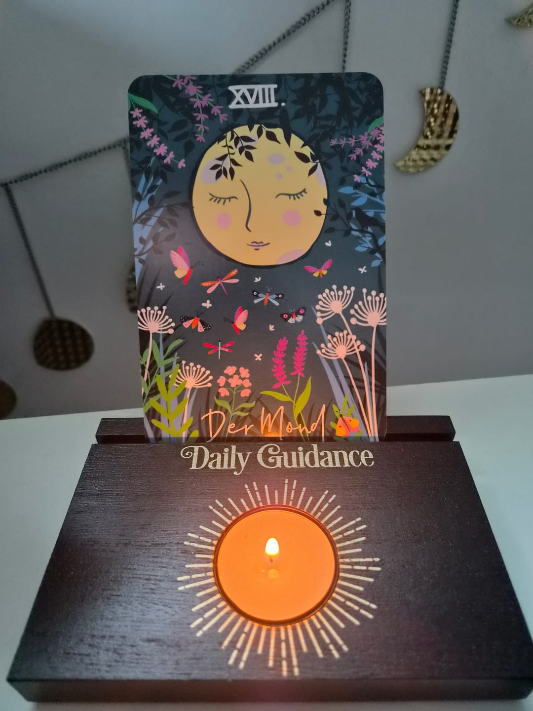 Customer photo review of Daily Guidance Kartenständer - Witchy Tarot / Orakel Kartenständer mit Teelichthalter