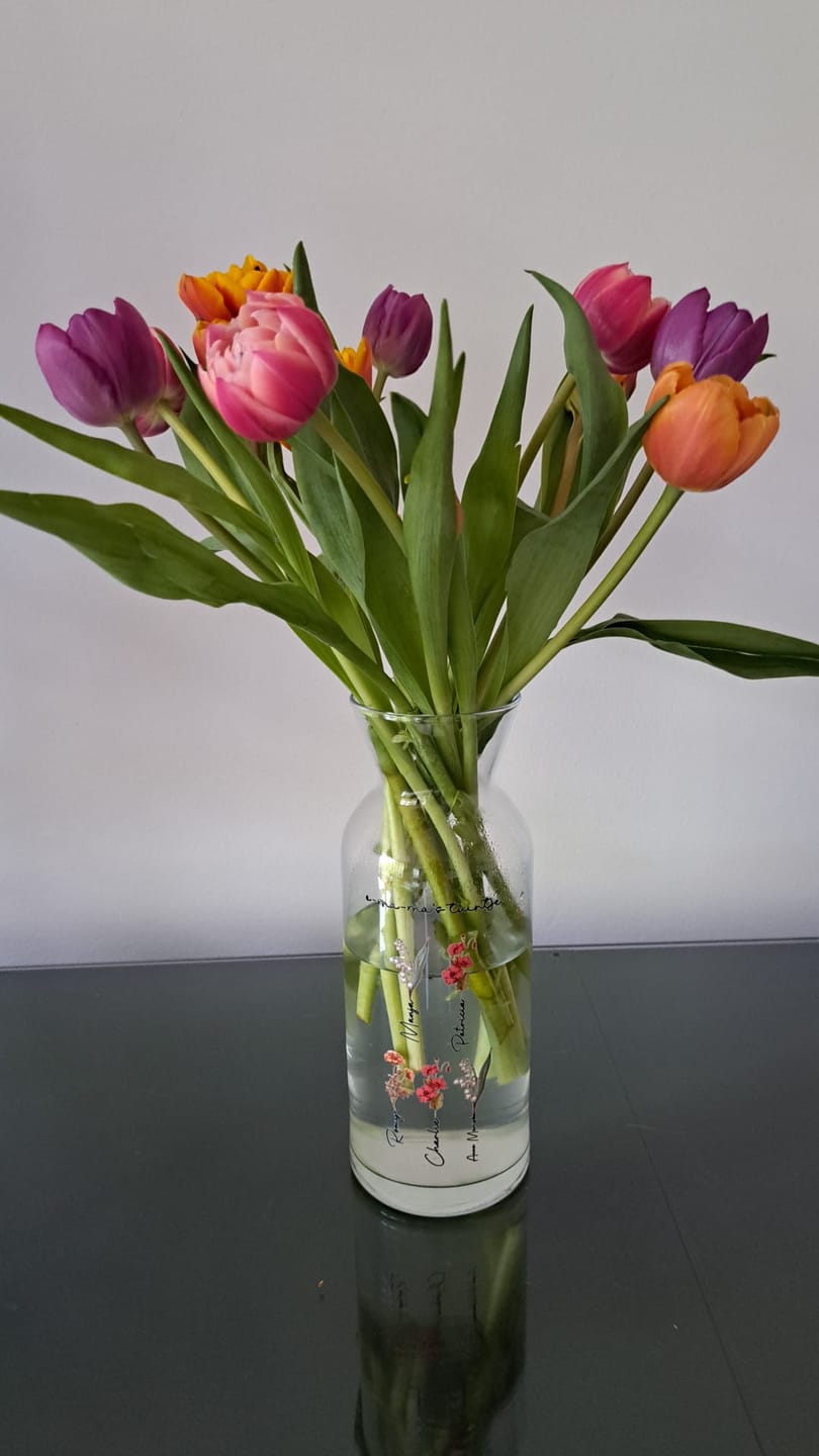 Customer photo review of Mama’s tuin – Gepersonaliseerde glazen vaas met naam en bloemen voor mama en oma