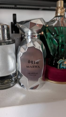 Reseña con foto de un cliente sobre Perfume Arabiyat Marwa 100ML EDP
