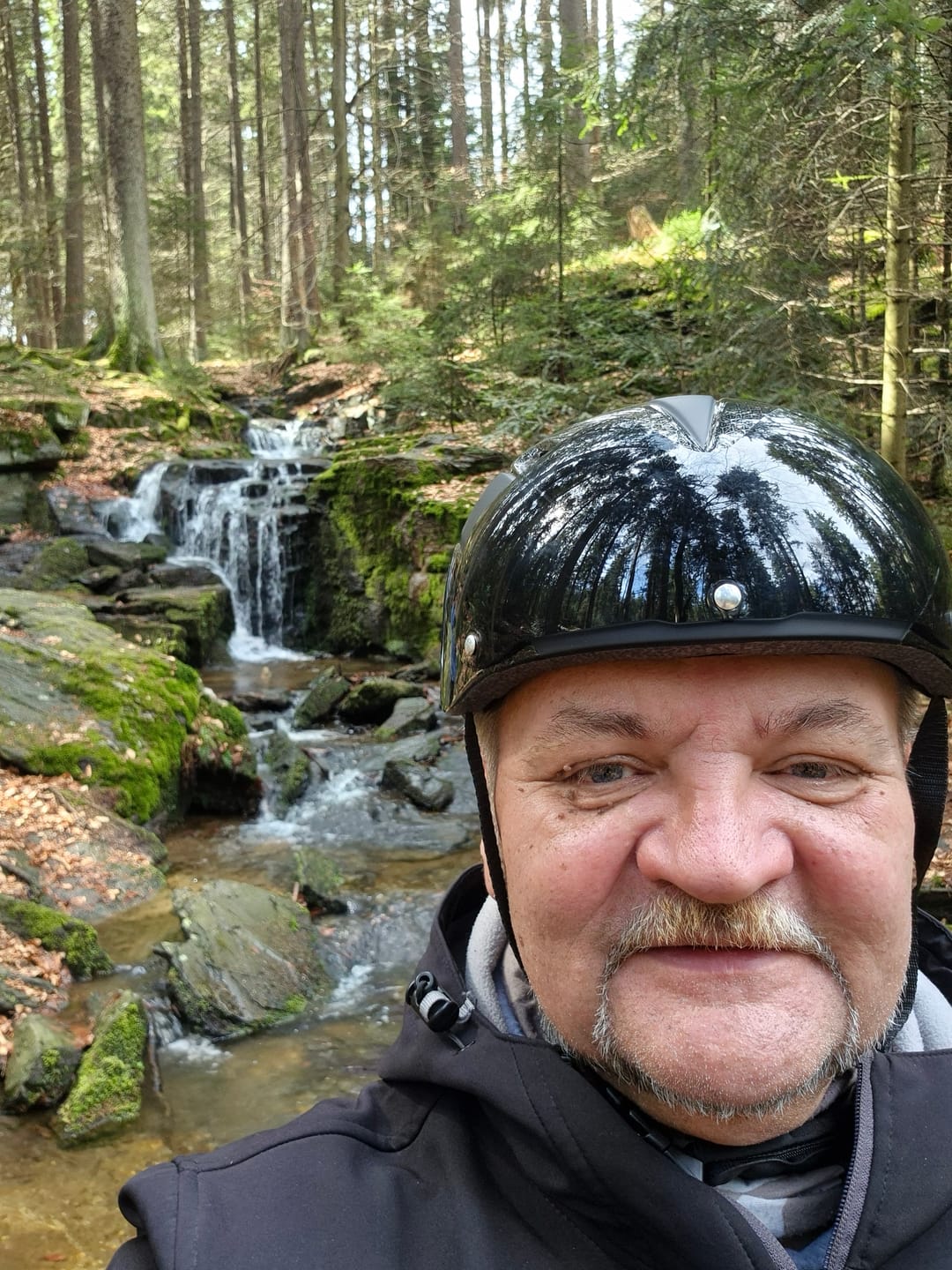 Customer photo review of Vakole Integrally Molded Bicycle Helmet with Magnetic Goggles