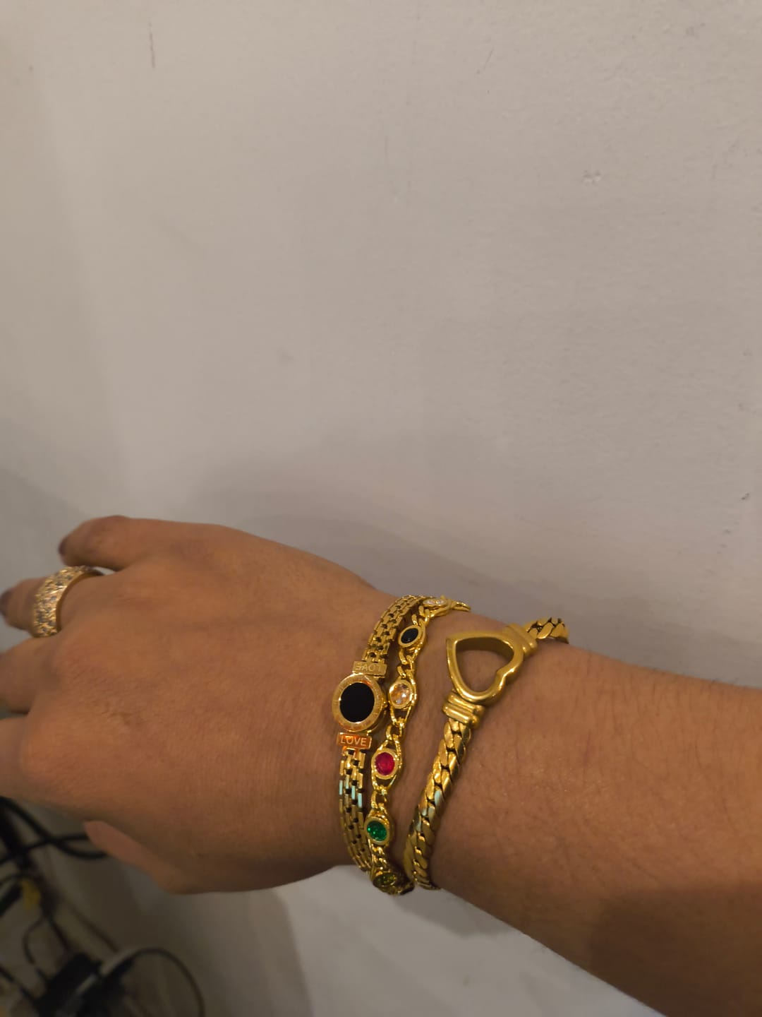 Customer photo review of Bracelete Hera Pedra Onix Banhado em Ouro 18K