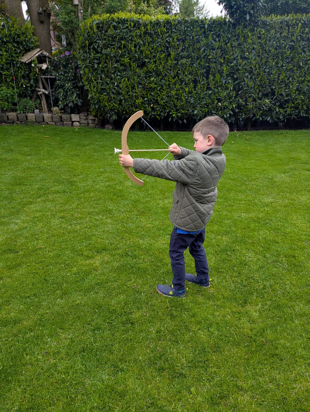 Customer photo review of Kinderbogen - Holzspielzeug, mit Saugnapfpfeilen, Köcher & Zielscheibe