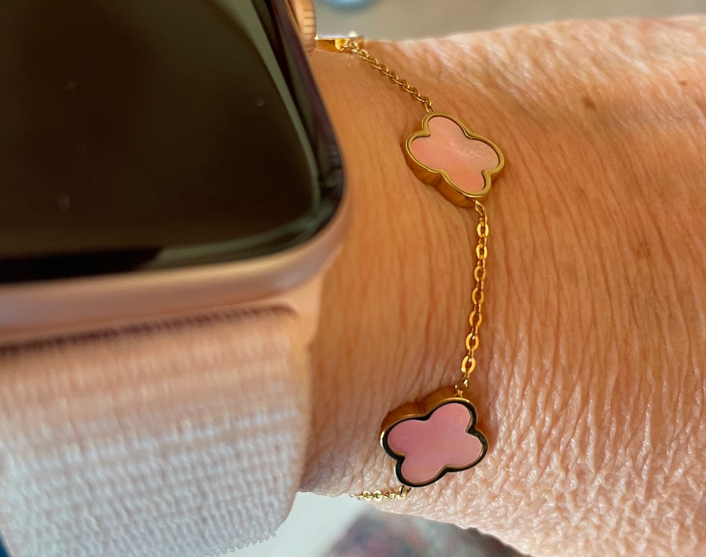 Customer photo review of Rosa Perlmutt Clover Armband | 18K vergoldet