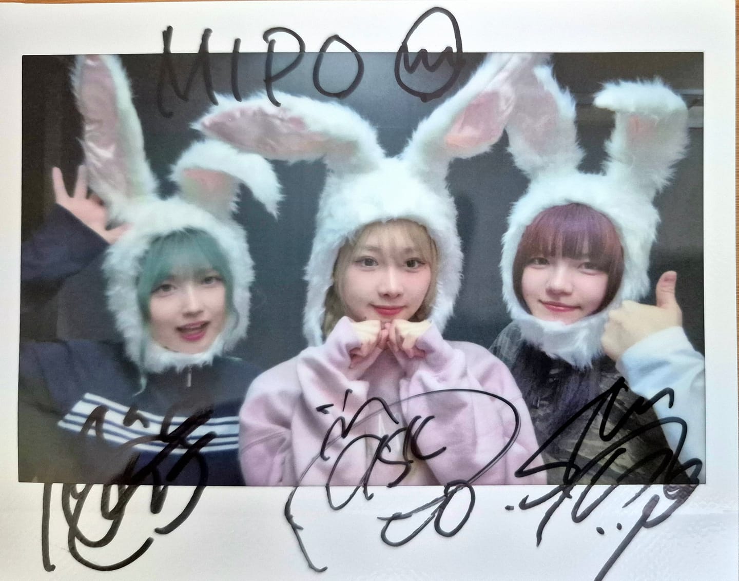 Customer photo review of TRiDENT "ONLINE BROMIDE" Autographed Cheki Polaroid Photo (With Your Custom Name) - All Members
