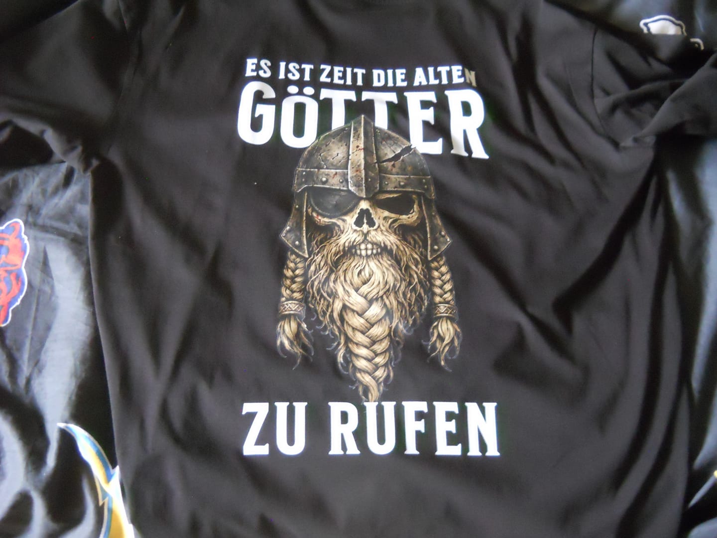 Customer photo review of ES IST ZEIT DIE ALTEN GÖTTER ZU RUFEN Unisex Premium Shirt