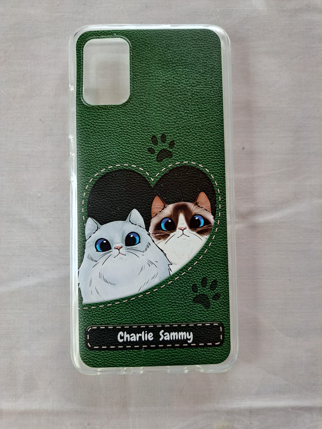 Customer photo review of Personalisierte Handyhülle - Katzenherz Lederoptik