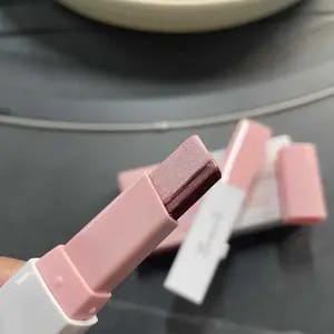 Customer photo review of Set di 6 stick di ombretto bicolore – Texture opaca e perlata, illuminante a lunga durata e resistente all'acqua.
