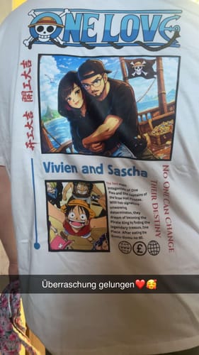 Kunde zeigt den schönen Anime-Aufdruck auf der Rückseite seines personalisierten 'ONE LOVE' T-Shirts.