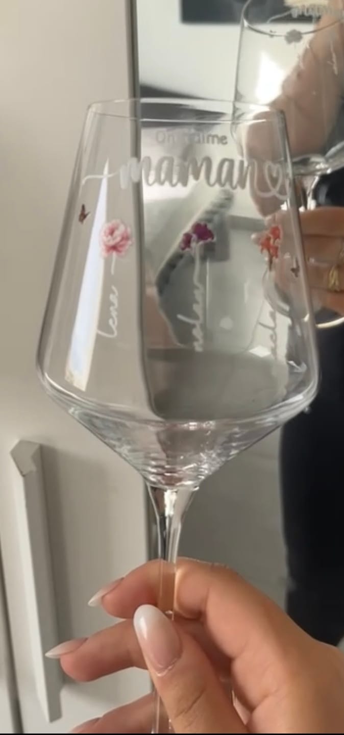 Customer photo review of Le jardin de Mamie - Verre à vin personnalisé avec fleurs de naissance pour Maman et Mamie