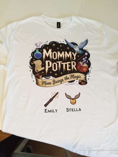 Kunde zeigt eine klare Draufsicht auf das personalisierte weiße Mommy Potter T-Shirt.