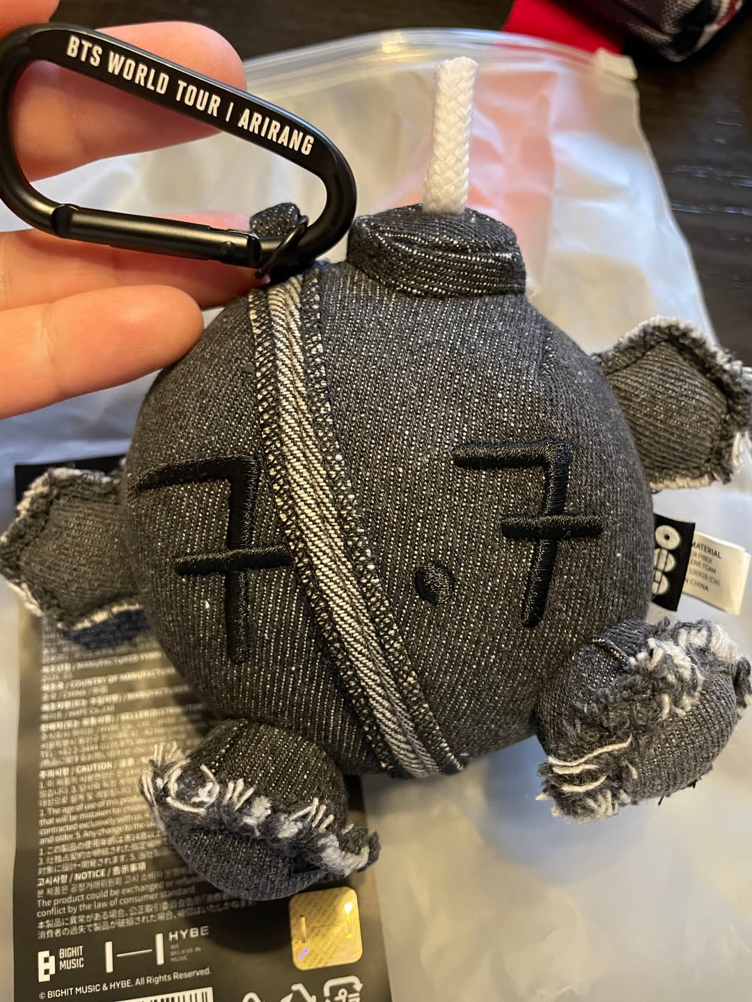 Customer photo review of BTS - ARIRANG WORLD TOUR OFFICIAL MD ARMY BOMB PLUSH KEYRING