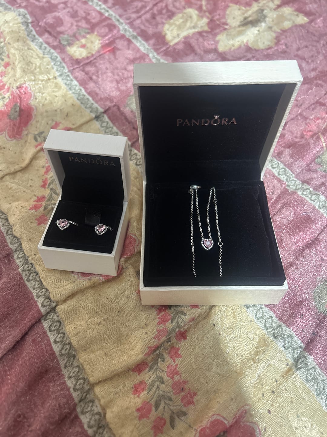 Customer photo review of SET CONJUNTO PANDORA CORAZON ROSA PLATA .925 ANILLO + COLLAR + ARETES + KIT DE REGALO