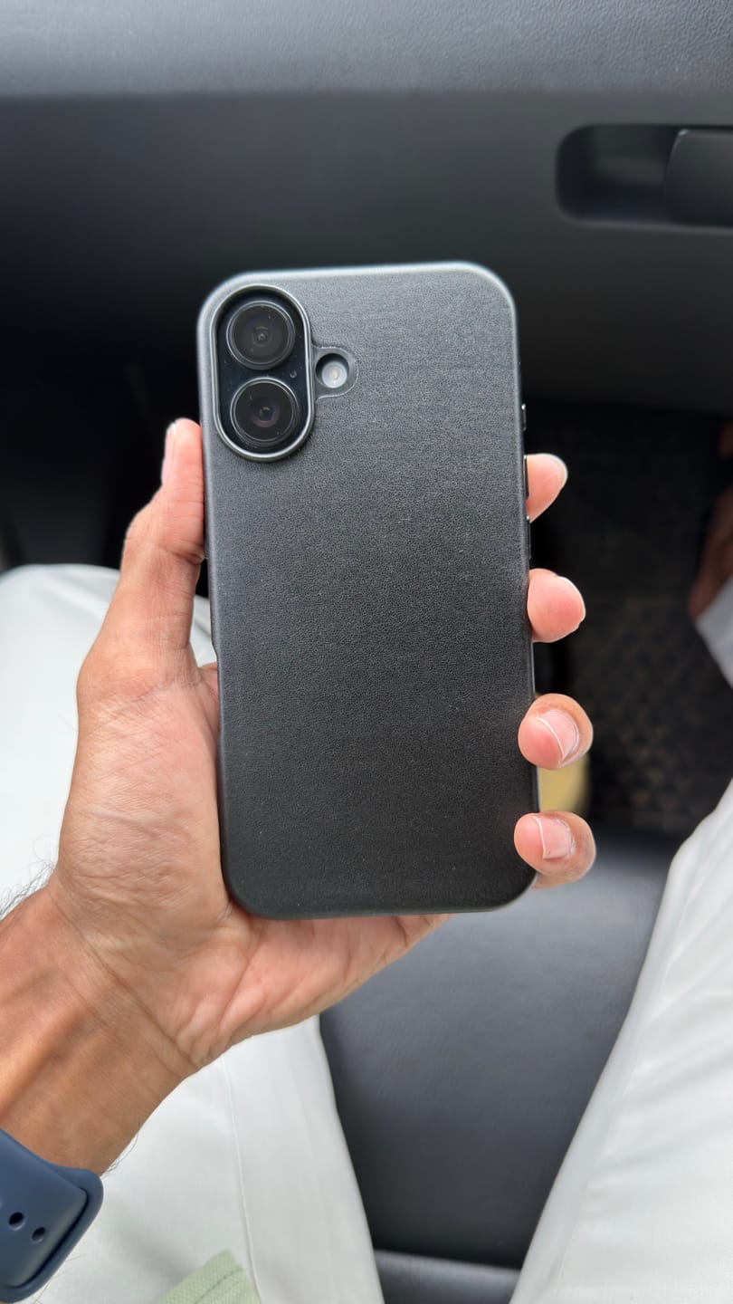Customer photo review of Signature Leather Magsafe Case - Iphone 16  (Royal Black)