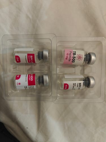Cliente muestra cuatro viales de su pedido dentro de un empaque de plástico.