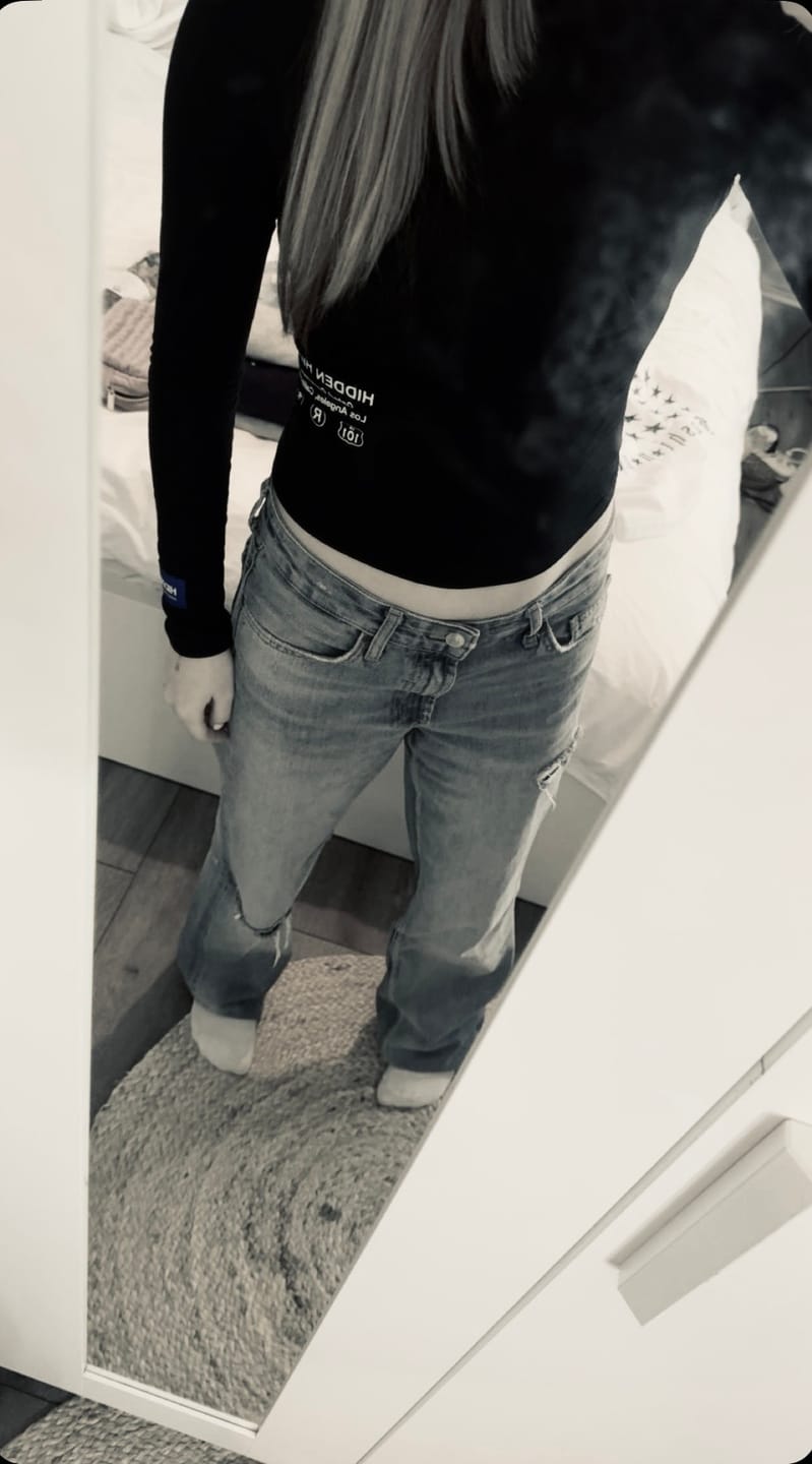 Customer photo review of LABEL LONGSLEEVE TOP BLACK