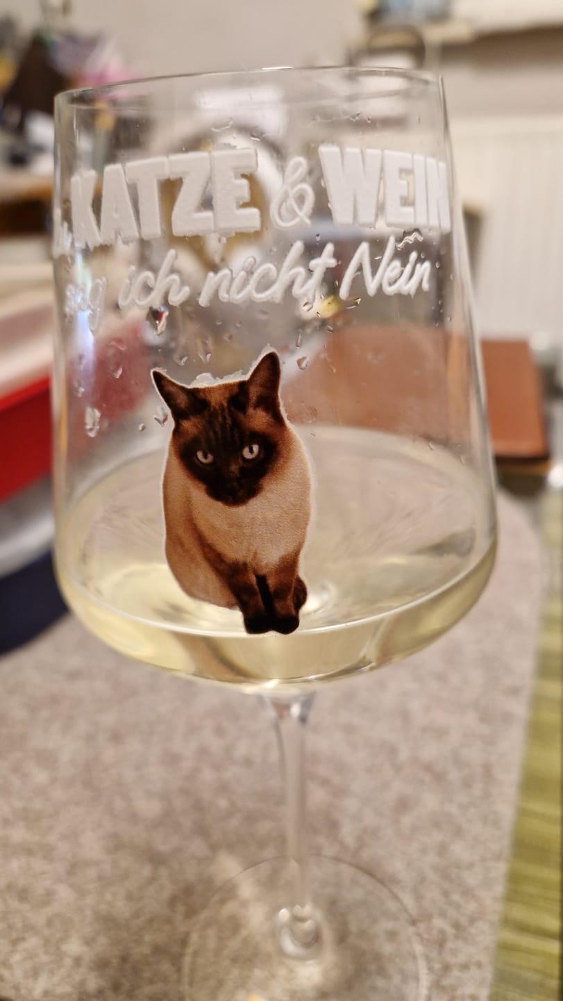 Customer photo review of Personalisiertes Weinglas - Zu Katze und Wein sag ich nicht nein