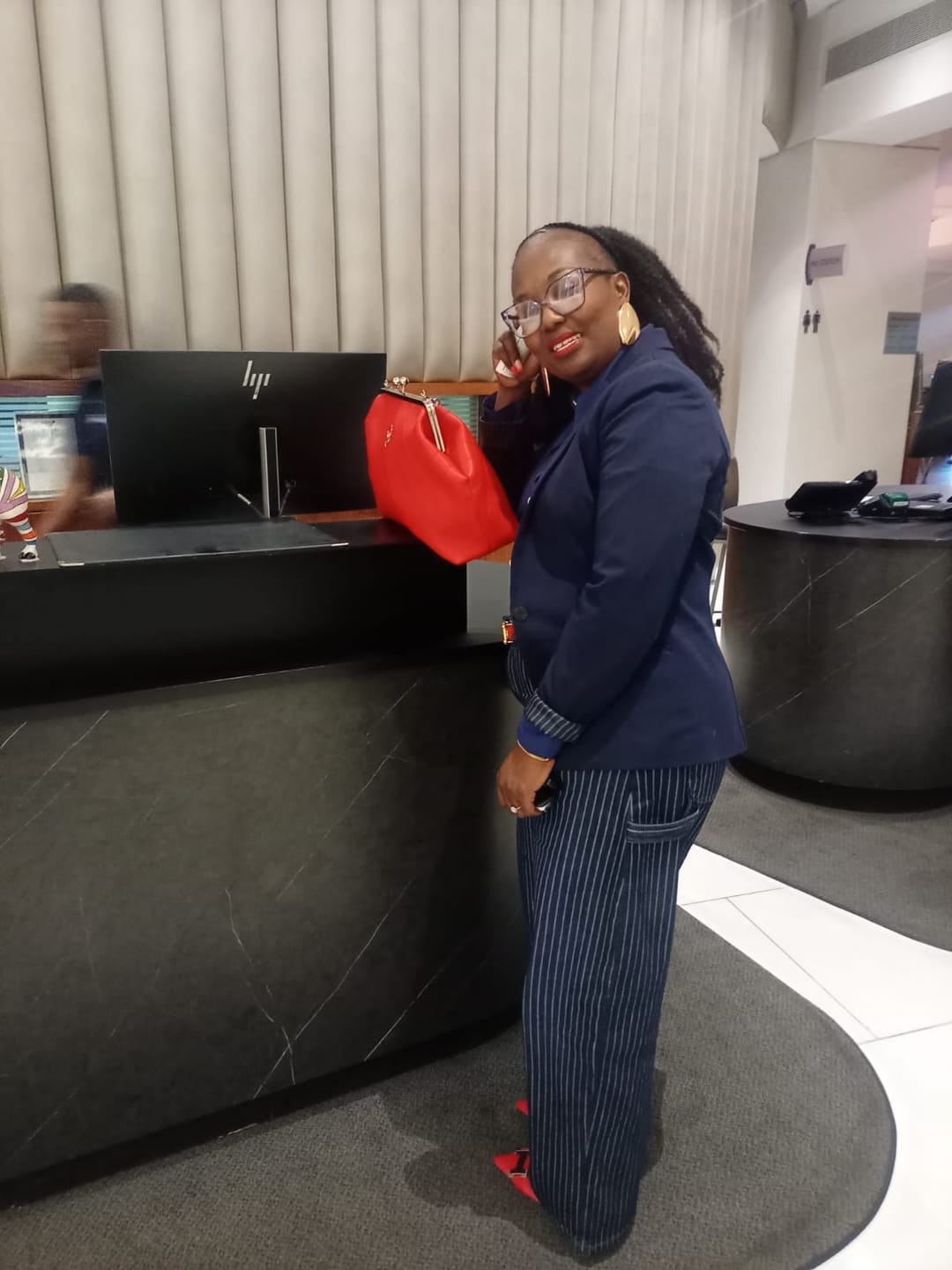 Customer photo review of ERA Oversized Kisslock Chain Bag – Red